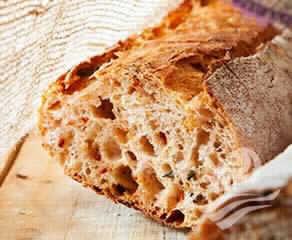 Baguette Rústica De Tomate Seco Com Manjericão